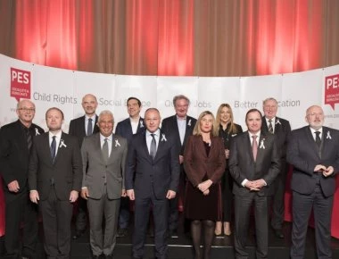 Πιέσεις από τους Ευρωπαίους Σοσιαλιστές σε ΠΑΣΟΚ για να στηρίξει τη συμφωνία για την εκχώρηση της Μακεδονίας